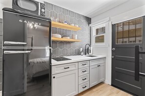 Réfrigérateur, micro-ondes, lave-vaisselle, cafetière/bouilloire