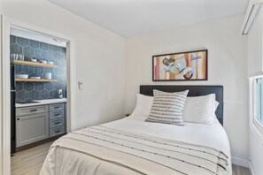 1 chambre, bureau, fer et planche à repasser, lit parapluie