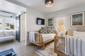 5 soverom, skrivebord, strykejern/-brett og reiseseng for barn