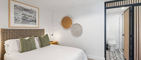 5 chambres, bureau, fer et planche à repasser, lit parapluie