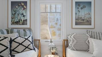 5 habitaciones, escritorio y tabla de planchar con plancha