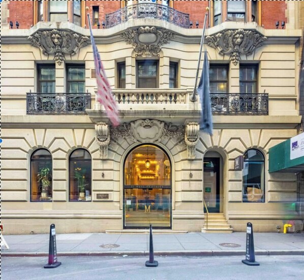 Exterior detail - The Gatsby Apartment at The Historic Mansfield Residence (New York)