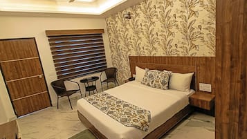 Standard Double Room | In-room safe, laptop workspace, blackout curtains, soundproofing