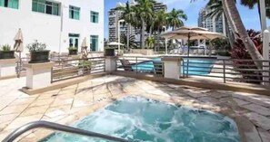 Una piscina al aire libre, una piscina climatizada