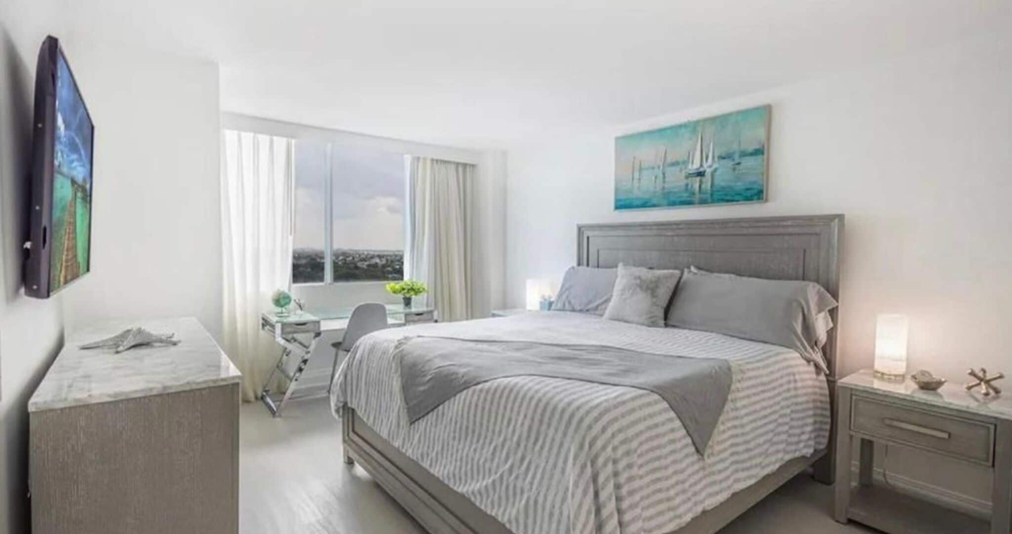 1 habitación, caja de seguridad en la habitación y escritorio 
