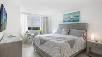 1 habitación, caja de seguridad en la habitación y escritorio