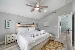 5 slaapkamers, een bureau, een strijkplank/strijkijzer, reisbedje