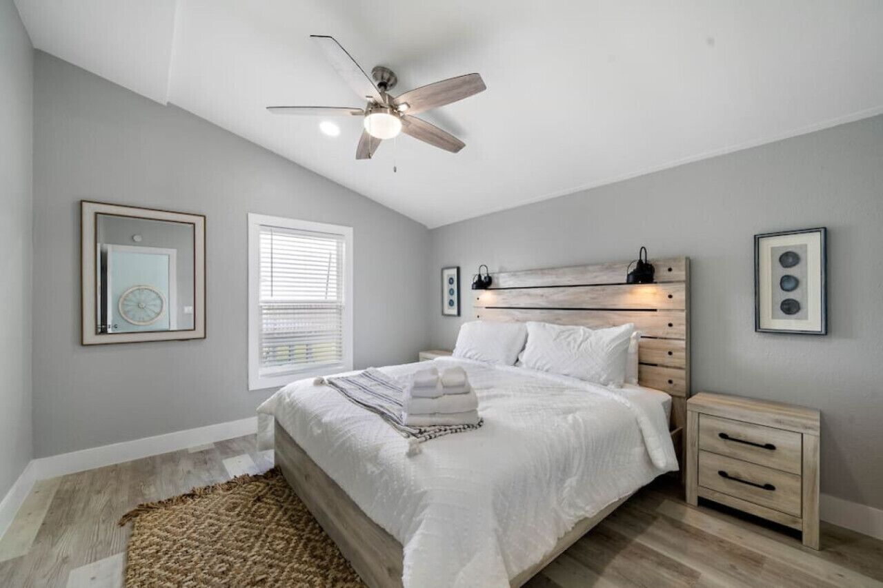 5 bedrooms, desk, iron/ironing board, travel crib