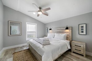 5 chambres, bureau, fer et planche à repasser, lit parapluie