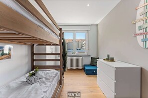 2 bedrooms, desk, travel cot, WiFi