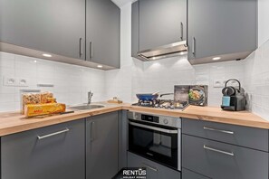 Kjøleskap, mikrobølgeovn, ovn og kokeplater