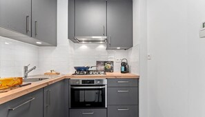 Kühlschrank, Mikrowelle, Ofen, Herdplatte