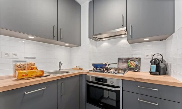 Fridge, microwave, oven, stovetop