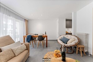 Una televisión, un reproductor de DVD, una oficina