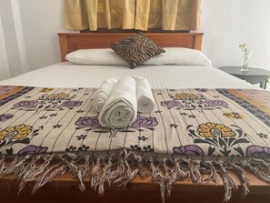 Quarto casal luxo, vista para o lago | Escrivaninha, Wi-Fi de cortesia