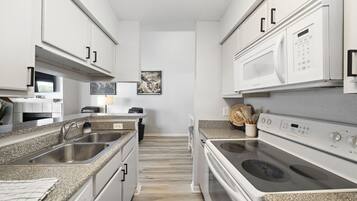 Geladeira, micro-ondas, fogão, cooktop