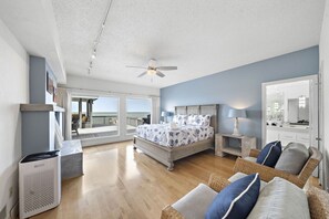 6 Schlafzimmer, Schreibtisch, Bügeleisen/Bügelbrett, Reisekinderbett