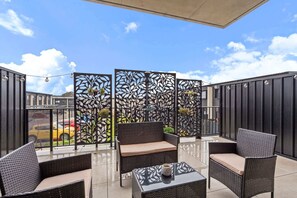 Terrace/patio - Stylish 2-Bed Townhouse with Balcony (Taylor)