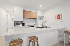 Coffee/tea maker, fridge, microwave, oven - Stylish 2-Bed Townhouse with Balcony (Taylor)