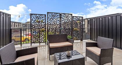Stylish 2-Bed Townhouse with Balcony