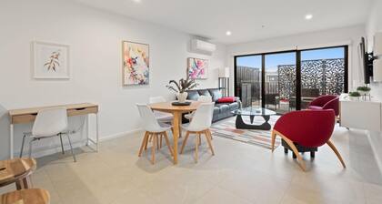 Stylish 2-Bed Townhouse with Balcony
