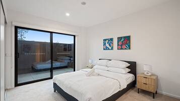 2 bedrooms, desk, iron/ironing board, WiFi