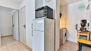 Fridge, microwave, oven, coffee/tea maker