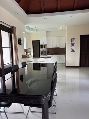 Mikrovågsugn, ugn, spishäll och diskmaskin