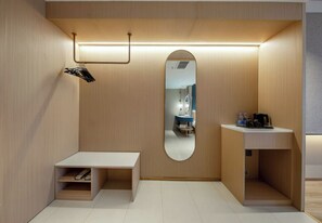 Desk, laptop workspace, blackout drapes, soundproofing - Elong Anyue Hotel (Xi'an)