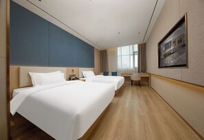 Kamar Twin Keluarga, pemandangan kota | Meja kerja, ruang kerja ramah laptop, dan tirai kedap cahaya