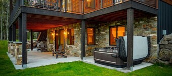 8000+ SQ FT Luxe Mountain Lodge | 85 Acres| 8BR | Hot Tub, Views & Privacy in Island Park