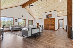 TV connectée, cheminée, baby-foot