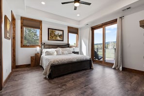 8 bedrooms, desk, iron/ironing board, travel cot