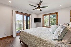 8 bedrooms, desk, iron/ironing board, travel cot