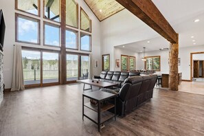 TV connectée, cheminée, baby-foot