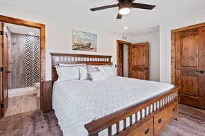 8 Schlafzimmer, Schreibtisch, Bügeleisen/Bügelbrett, Reisekinderbett