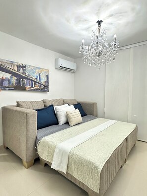 4 bedrooms, iron/ironing board, WiFi, bed sheets