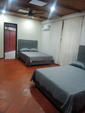 4 bedrooms, WiFi, bed sheets - My home is your home. A place to relax or have fun in your own way. (La tebaida)