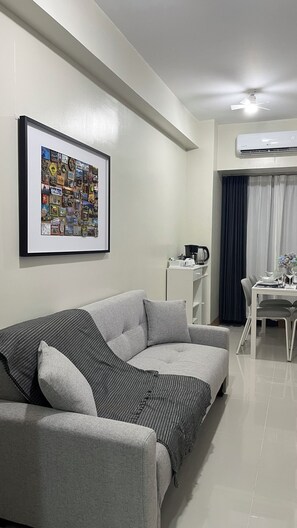 Smart TV, books - Modern 1BRM apartment, Pool, Fast Wifi, Netflix, steps from MOA, Bars, Transport (Pasay)