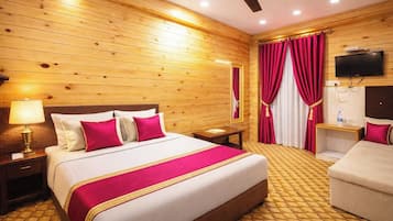 Deluxe Double Room, Lake View | In-room safe, desk, soundproofing, free WiFi