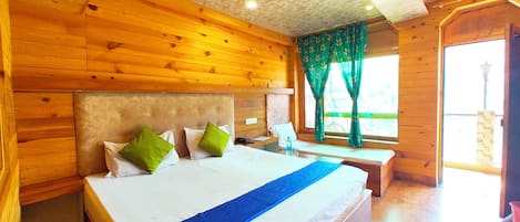 In-room safe, desk, soundproofing, free WiFi