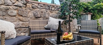 Cozy Chalet w/Fireplace & Patio, Cozy Chalet w/Fireplace & Patio