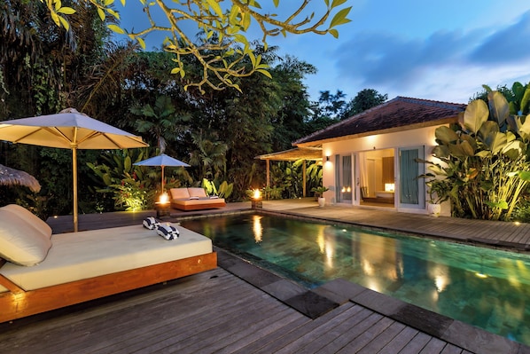 Una piscina al aire libre