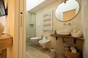 Dusche, Haartrockner, Bidet, Handtücher