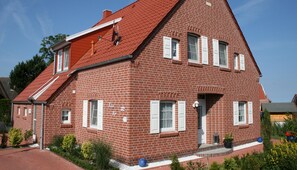 Exterior - Vacation home Iljo in the fishing village of Greetsiel, Frisian coziness, 4 persons (Krummhörn)