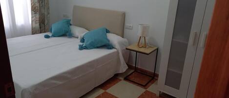 3 makuuhuonetta, silitysrauta/-lauta, Wi-Fi, vuodevaatteet