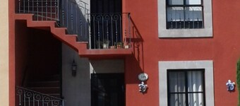 Moderno departamento con roof garden frente a piscina en Residencial Zirandaro