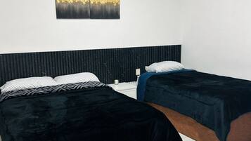 3 habitaciones, tabla de planchar con plancha, wifi y ropa de cama