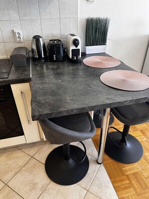 冰箱、微波炉、烤箱、烤面包机