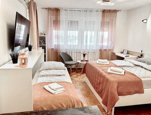 1 dormitorio, tabla de planchar con plancha, wifi gratis y ropa de cama